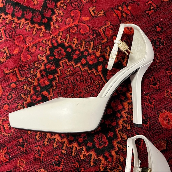 Givenchy G-Lock Platform Pumps in Ivory with Gold Hardware Size 39 US 9 - Picture 5 of 12